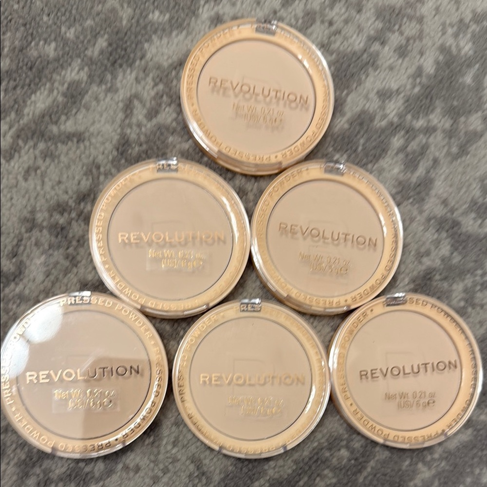 Revolution Nude Pressed Powder Set in translucent